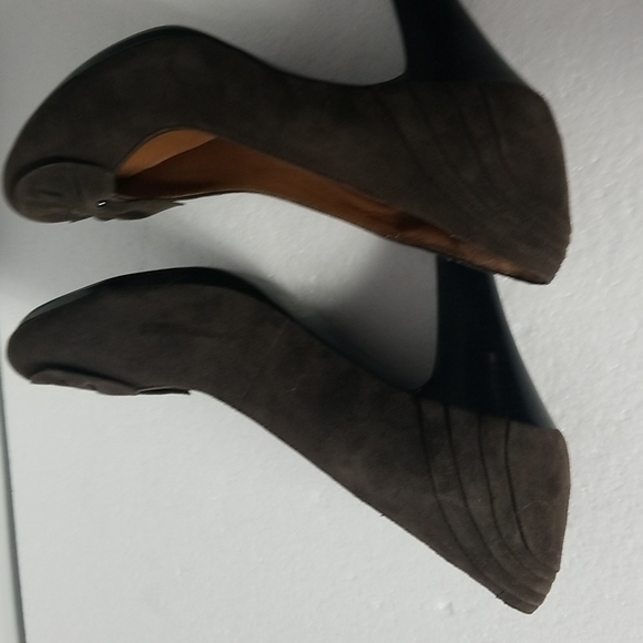 CLARKS ARTISAN BROWN SUEDE PUMPS - Picture 4 of 8